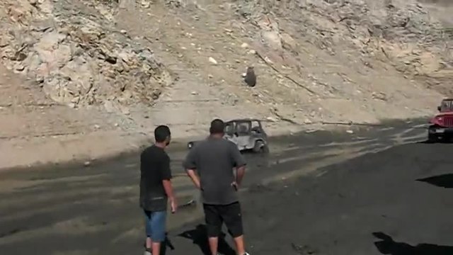 Опитаха да извадят джипа от калта… но вместо това го направиха кабрио!