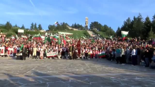 Българи изпяха заедно песента за Райна Княгиня в Панагюрище - видео БГНЕС