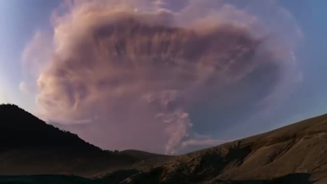 Mетеорологичен феномен гръмотевична буря (или вулканична мълния)