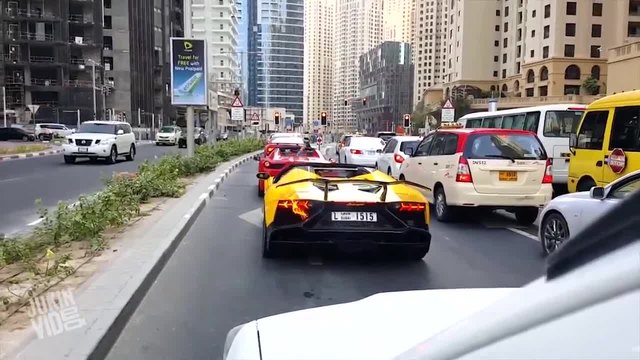 Lamborghini се самозапали докато шофьора се фукаше