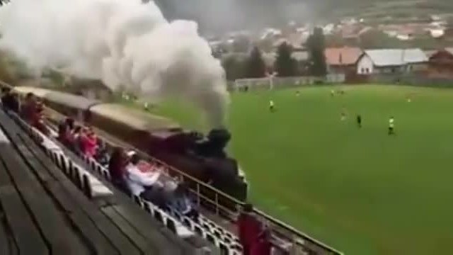 Влак минава покрай тъчлинията ,пред зрителите по време на мач
