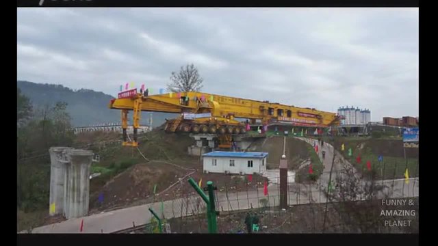 Мега машина строи мостове в Китай!