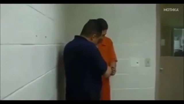Хитър затворник показва как се чупят белезници пред очите на полицаите!