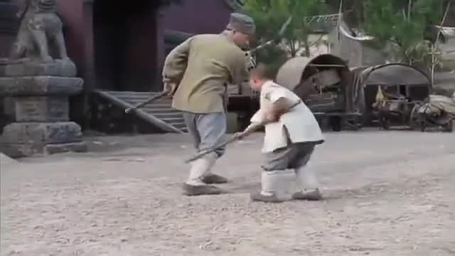 Джеки Чан се учи на бойни техники от дете от Шаолин