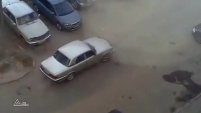Съседа пак се опитва да паркира колата !