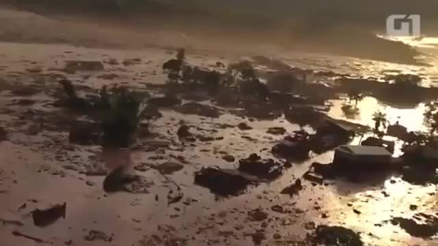 Ужасяваща Трагедия в Бразилия (06.11.2015)! Токсични води заляха малък град , има жертви!!