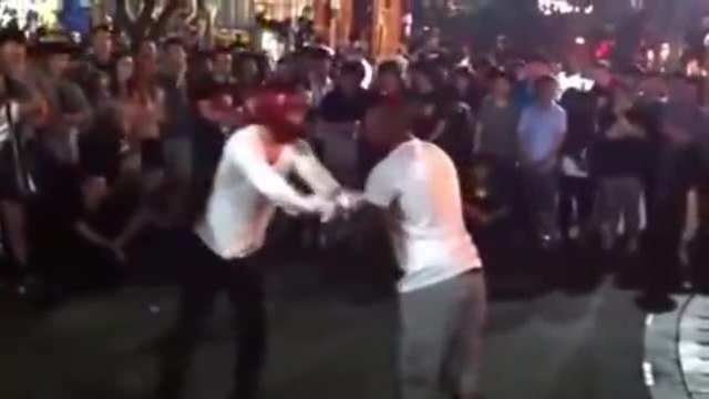 Американски турист срещу уличен боксьор! Чудят се как да се забавляват хората!