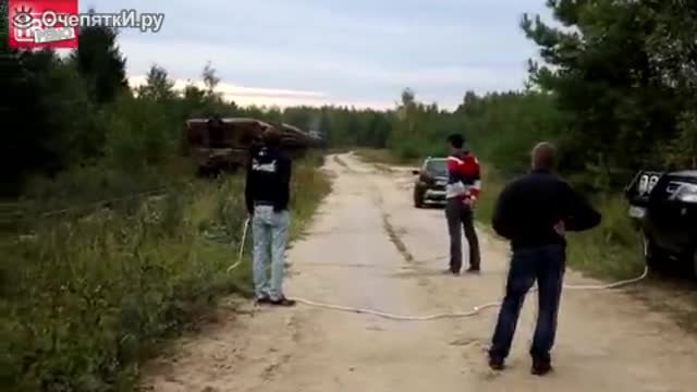 Когато затънеш с джипа в Русия , на помощ идва локомотива
