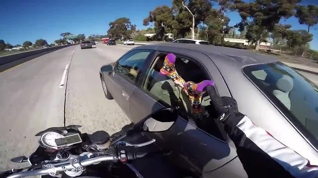 Моторист си прави шегичка с момиче (видео)