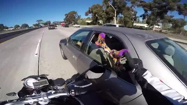 Моторист шегаджия се закача с момиче по време на път