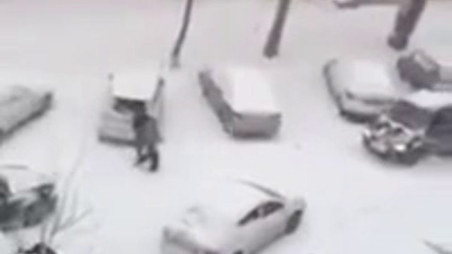 Заледена улица в Русия не пощади шофьори и коли!  