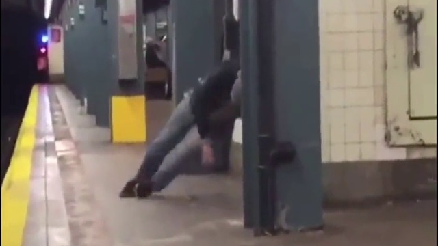 Спящ мъж изпада в ужас при събуждане от плъх в метрото !  
