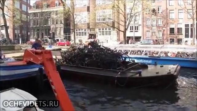 Какво се намира на дъното при почистване на плавателният канал в Амстердам  