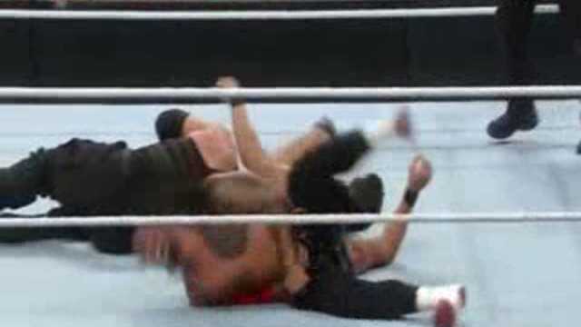 Roman Reigns тушира Sheamus ( лигавия шампион ) - Wwe Raw 07122015 vs  