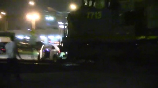 Закъсал шофьор едва прежали колата си , докато влака я подбра  