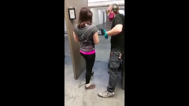 Момиче стреля за първи път с боен пистолет  