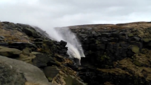Силен вятър връща водата нагоре по скалите (видео)