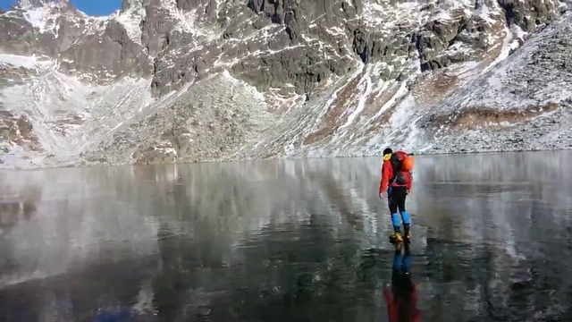 Алпинист върви по замръзнало езеро!!! Вижте каква Красота с най-чист лед (ВИДЕО)