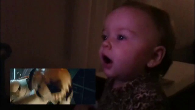 Реакцията на бебе което гледа междузвездни войни
