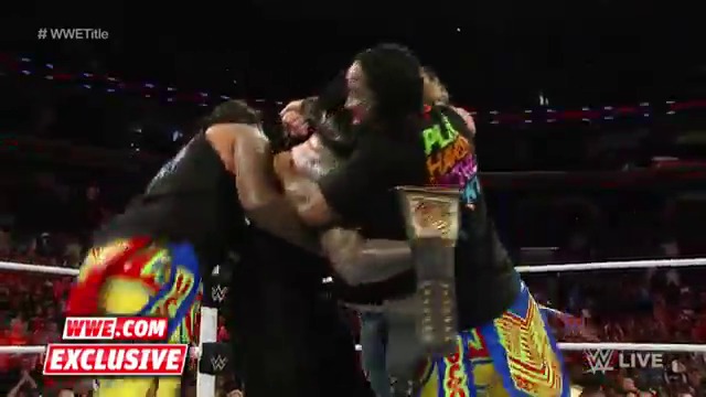 Roman Reigns печели титлата на федерацията най после - Wwe Raw 14122015  