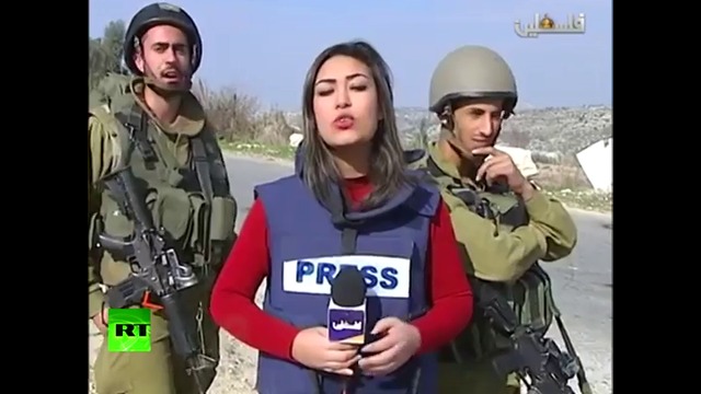 Как израелски войници провалят новините на живо на палестинска репортерка  