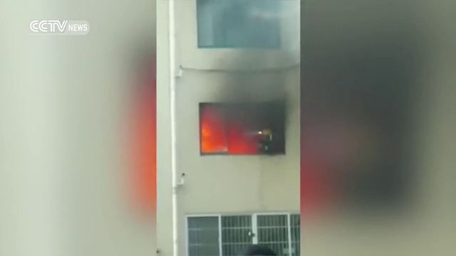Пожарникар за малко не изгаря ,докато се опитва да потуши пламъците!  