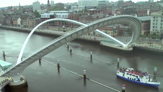 Уникално видео! Подвижен мост истинско изкуство (ВИДЕО)