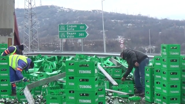 Бира се лее на магистрала „Струма” край Благоевград