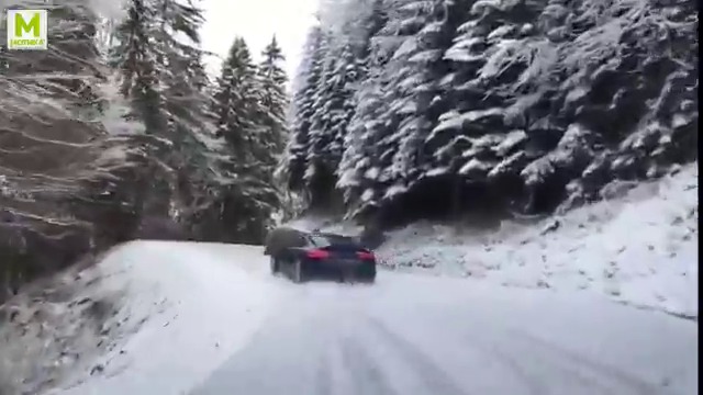 Audi R8 на заснежен планински терен