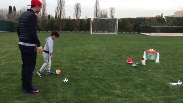 Роналдо победи сина си на футболно предизвикателство