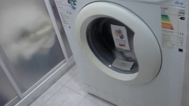 Автоматична пералня пере и отива да простира! Това е едно пране с нова пералня (ВИДЕО)