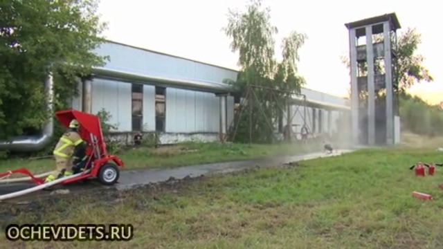 Руски пожарникари срещу огнехвъргачка, какво се получи  