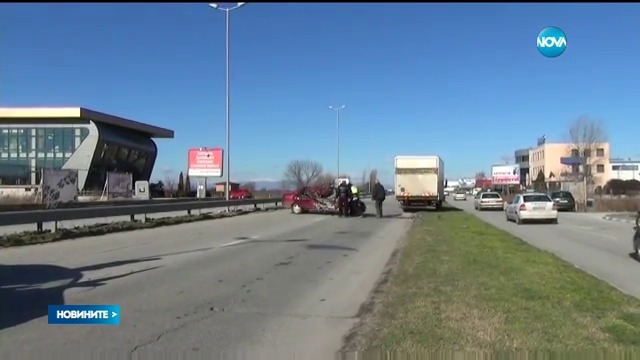 Кола се вряза в камион на магистралата за Карлово днес