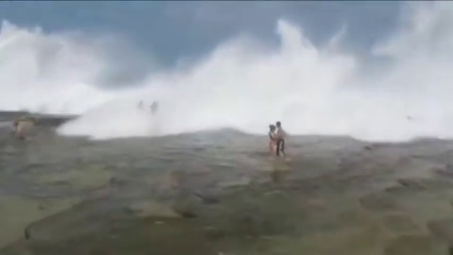 Свирепа вълна помете всички хора на плажа (ВИДЕО)