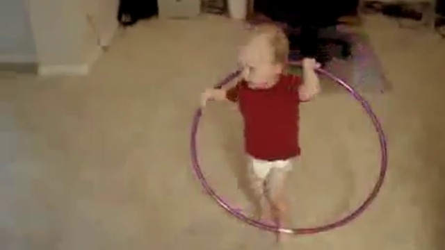 Бебе се опита да подражава на по-голямата си сестра, която върти обръч -Hula Hoop Boy