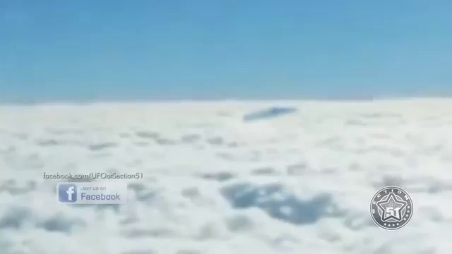 Пътници на самолет снимаха Нло с формата на сешоар  
