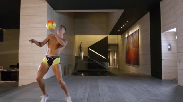 Кристиано Роналдо голият жонгльор