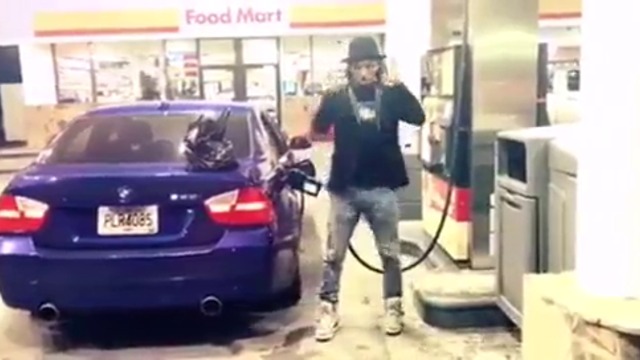 Страхотен Robot Dance на бензиностанция