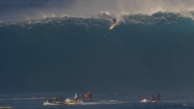 Жестоко! Вижте страхотно оцеляване - Сърфист, повлечен от огромна вълна (ВИДЕО)