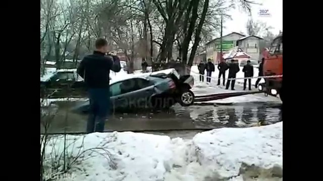 Как в Русия извадиха попаднал в дупка автомобил!