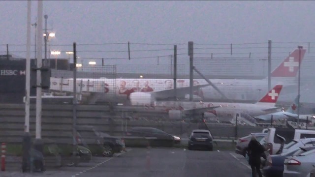 Отцепиха част от летището в Женева / 13.02.2016 г.Униформените проверяват щателно багажа на всеки пасажер