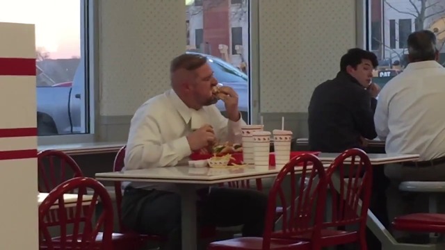 Мъж яде като абсолютен маниак в ресторант за бързо хранене (ВИДЕО)