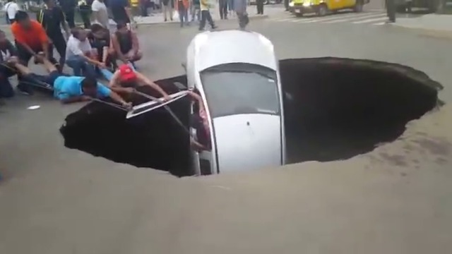Спасяване на двойка пропаднала в огромна дупка с колата си