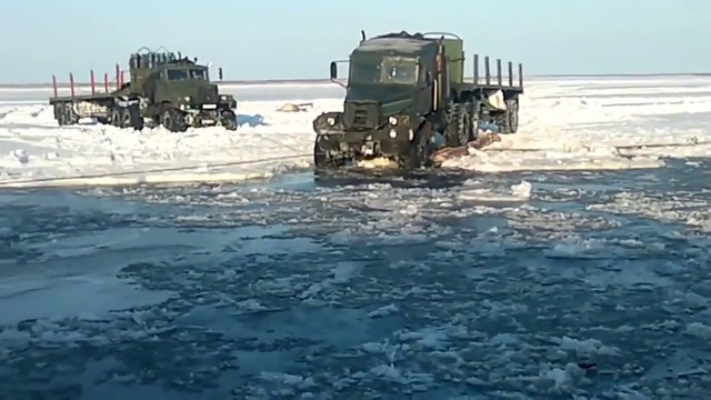 Компилация руски машини, които минават по заледени и блатни пътища в Якутия, Русия