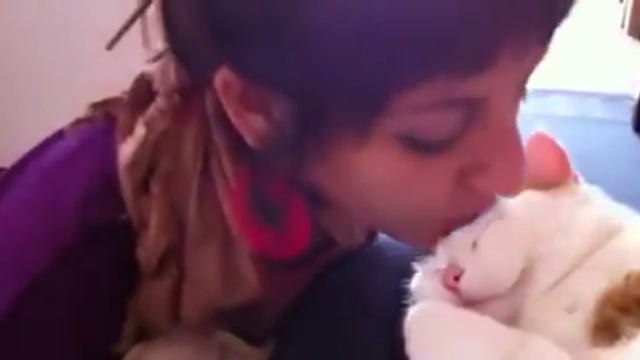 Момиче целува коте ! Вижте реакцията му (ВИДЕО)