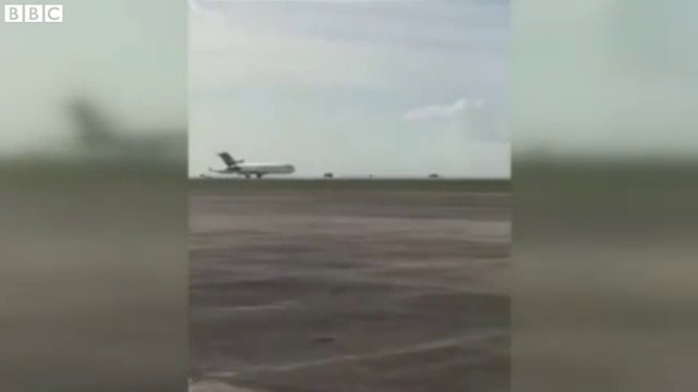 Самолет се приземи успешно без преден колесник (Видео)