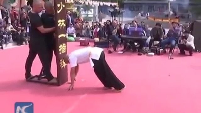 Шаолински монах се задържа 10 секунди на един пръст