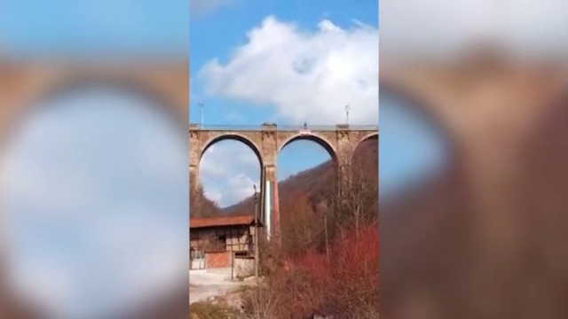 Над Буново развяха трикольор на най-високия ЖП мост у нас