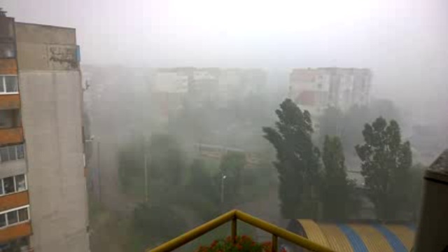 Невиждано торнадо връхлетя Димитровград (ВИДЕО)