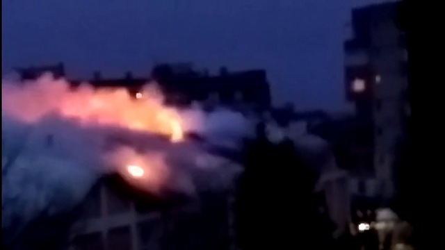 Пожара! Училището в Карнобат остана без покрив и втори етаж (видео)